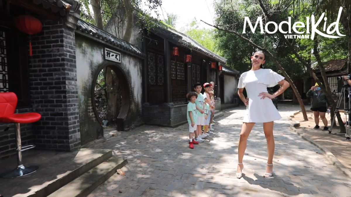 Siêu mẫu Võ Hoàng Yến “thị phạm” cho thí sinh Model Kid Vietnam