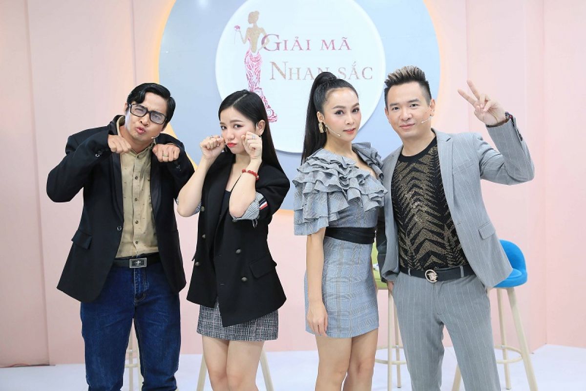 Ca sĩ Việt Quang cùng quán quân Mỹ Ngọc đi tìm bí quyết make-up môi cười trong game show “Giải Mã Nhan Sắc”