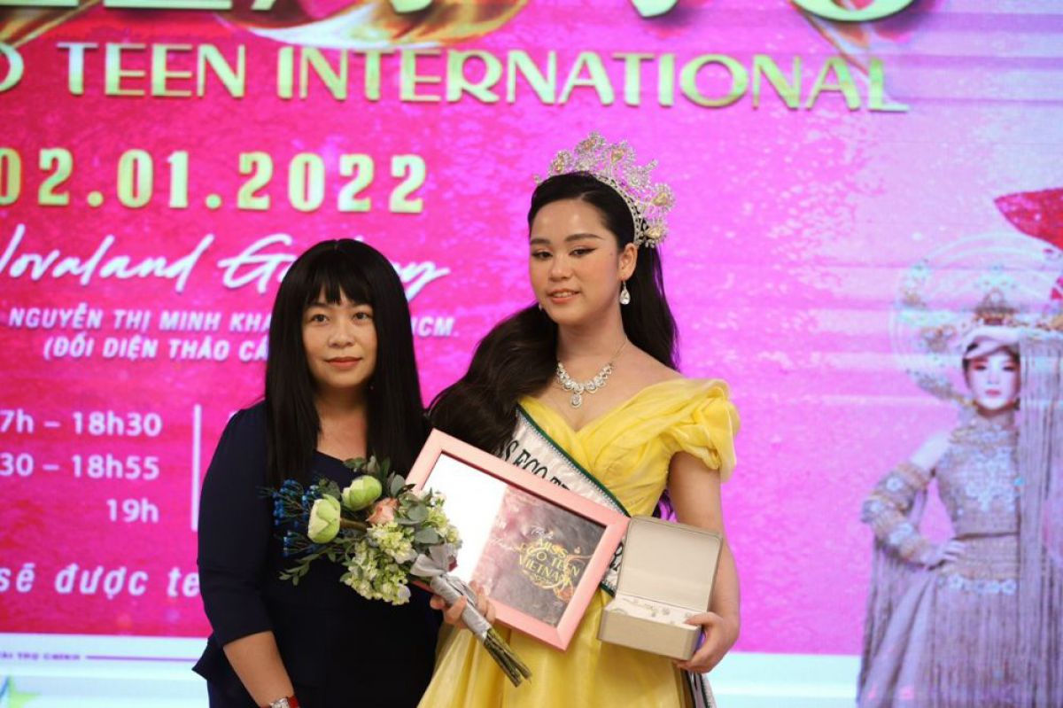 Hoa hậu Bella Vũ Huyền Diệu đội vương miện 500 triệu trong tiệc cảm ơn