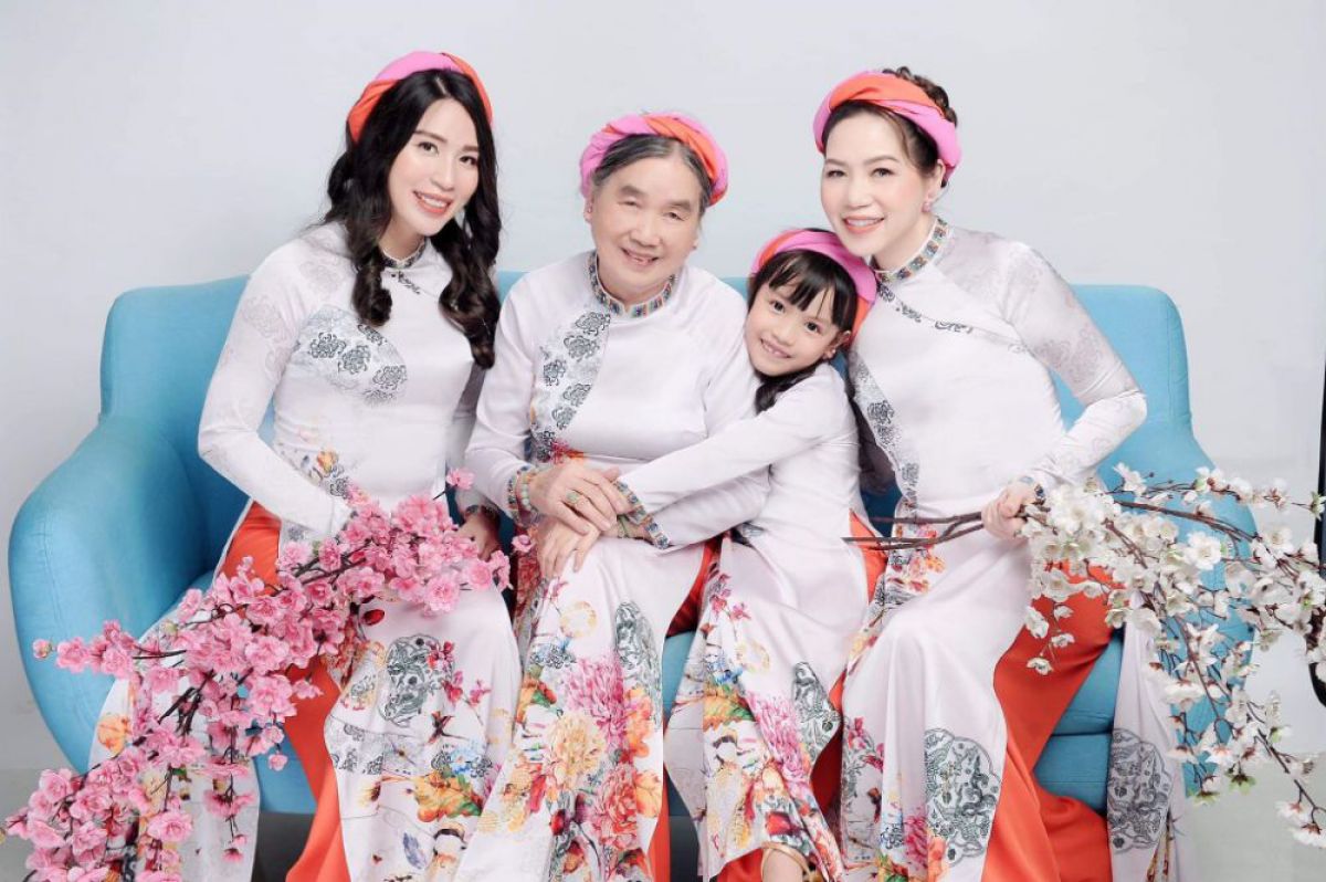 Gia đình 4 thế hệ của hoa hậu Trịnh Vân Anh lộng lẫy sắc xuân trong áo dài của NTK Việt Hùng