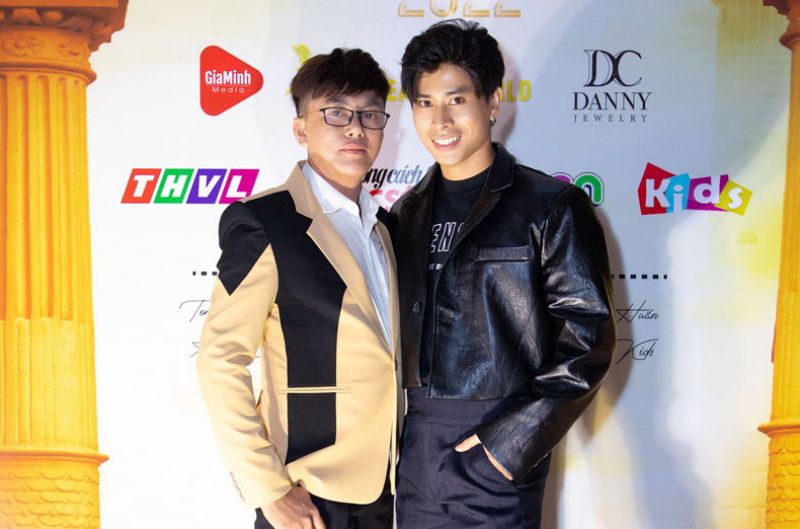 Stylish, MUA Nguyễn Duy Trọng đến chúc mừng NTK Tommy Nguyễn sau show Angel Night 2022