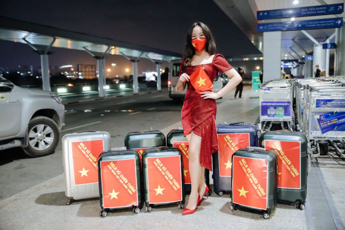 Mang hơn 200 kg hành lý, Vũ Huyền Diệu rạng rỡ lên đường thi Miss Eco Teen International tại Ai Cập