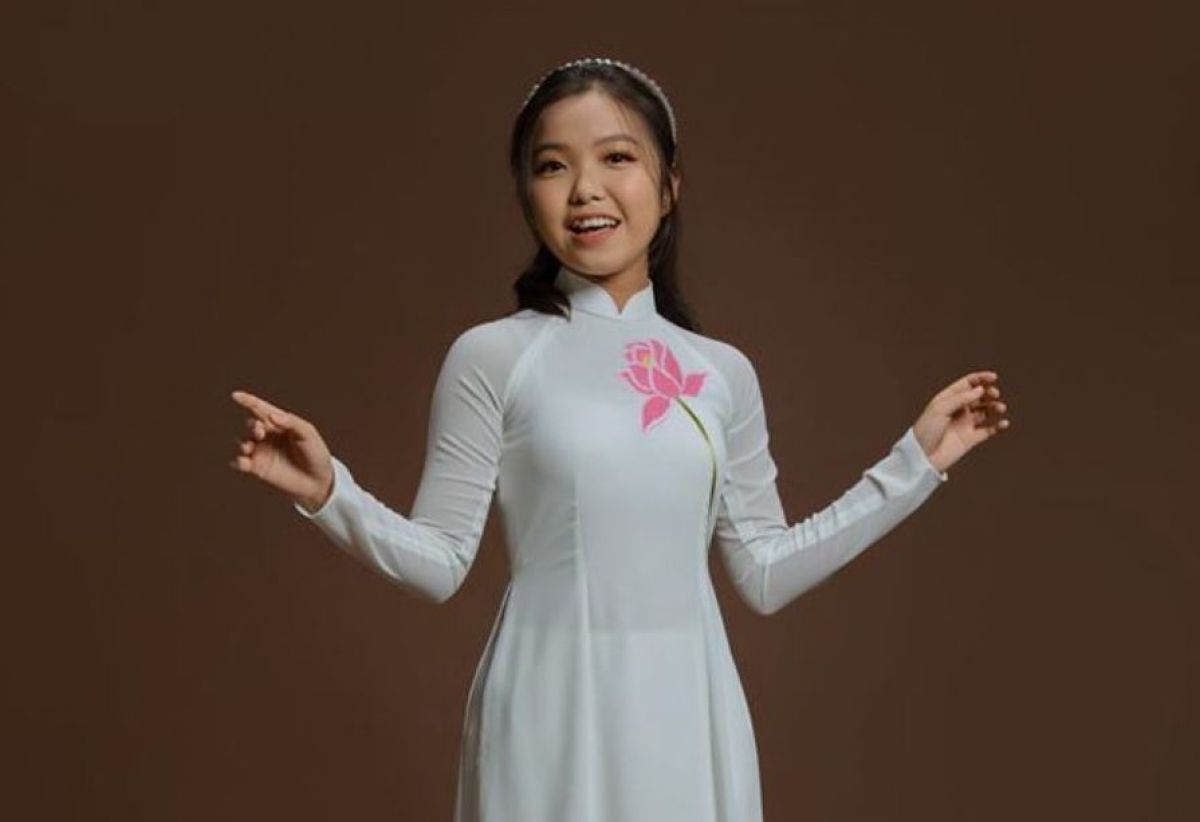 Đại sứ áo dài Bảo Nghi xinh đẹp và rạng rỡ trong áo dài của NTK Việt Hùng