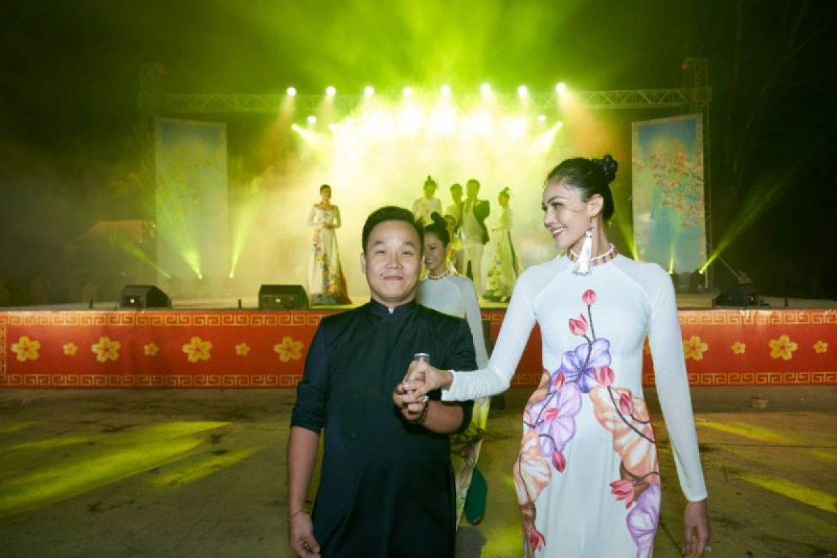 Dàn Hoa hậu, siêu mẫu lộng lẫy trong áo dài Việt Hùng trình diễn trước hàng ngàn người dân huyện đảo Cần Giờ