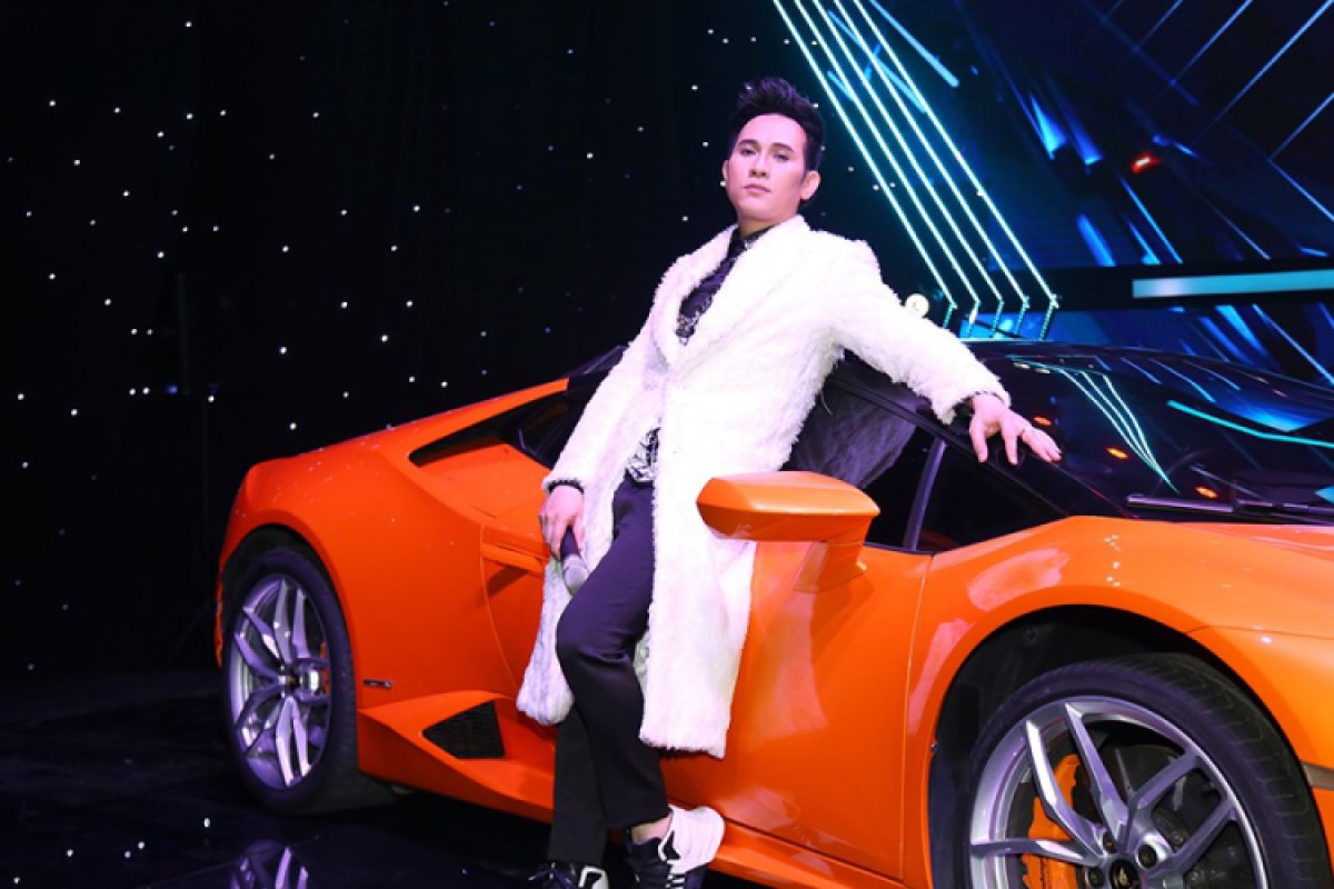Nguyên Vũ mang chiếc Lamborghini màu cam lên sân khấu