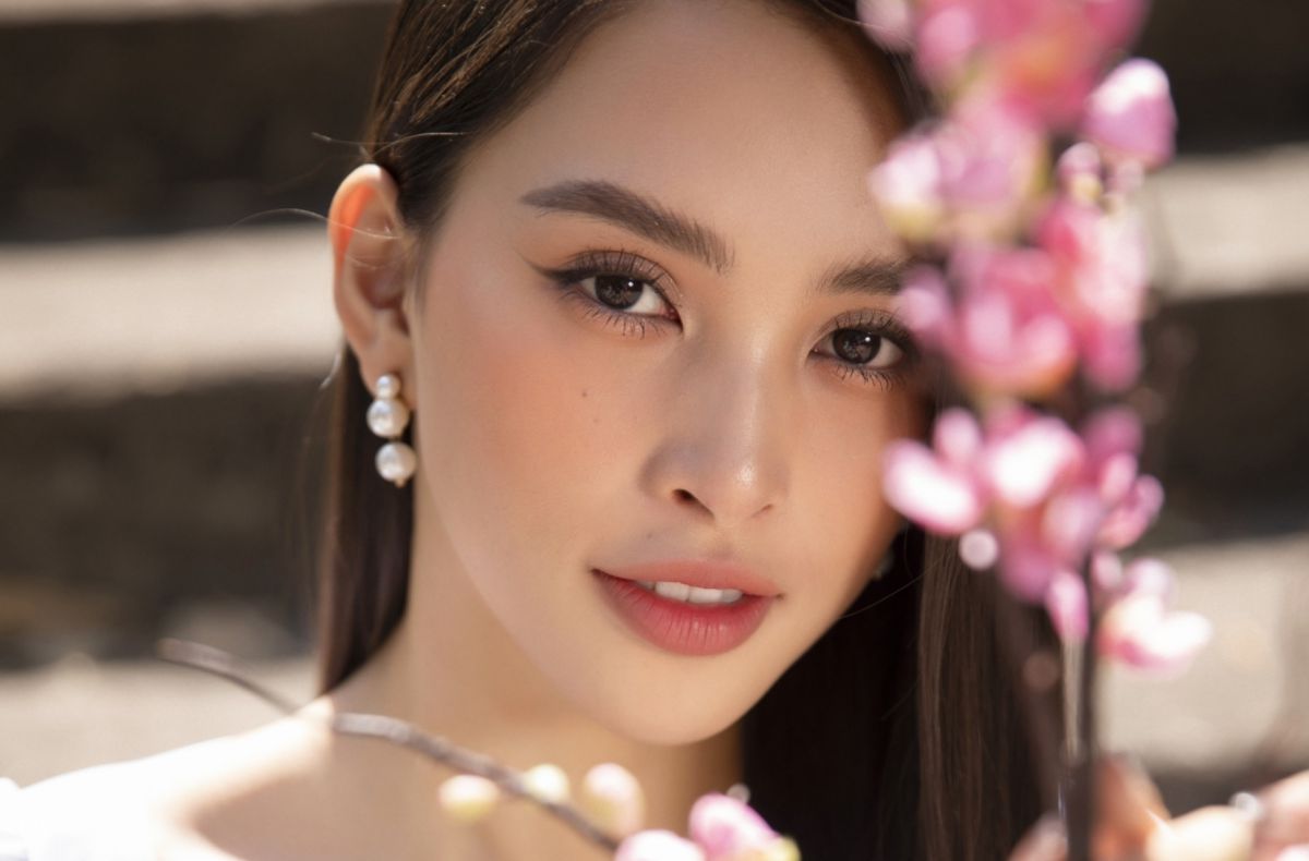 Hoa hậu Tiểu Vy khoe sắc trong áo dài Tết trẻ trung năng động