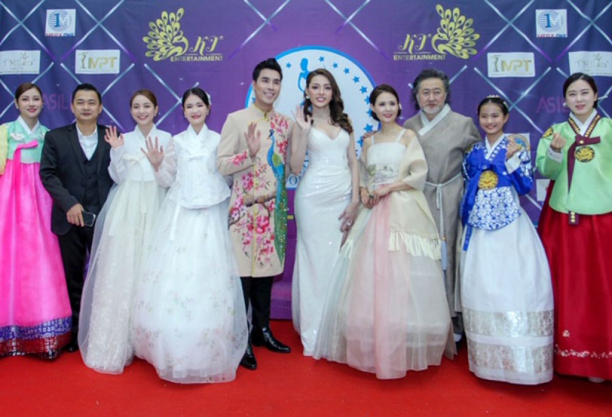 Á Vương Hoàng Phi Kha cùng NTK Mai Phương Trang sang Hàn Quốc làm giám khảo