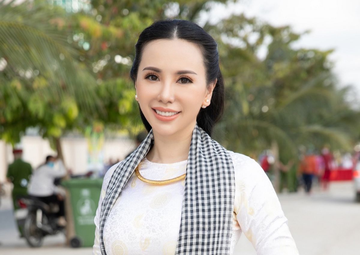 Hoa hậu Châu Ngọc Bích tự tin trình diễn áo bà ba cùng thí sinh “Người đẹp xứ dừa 2019”