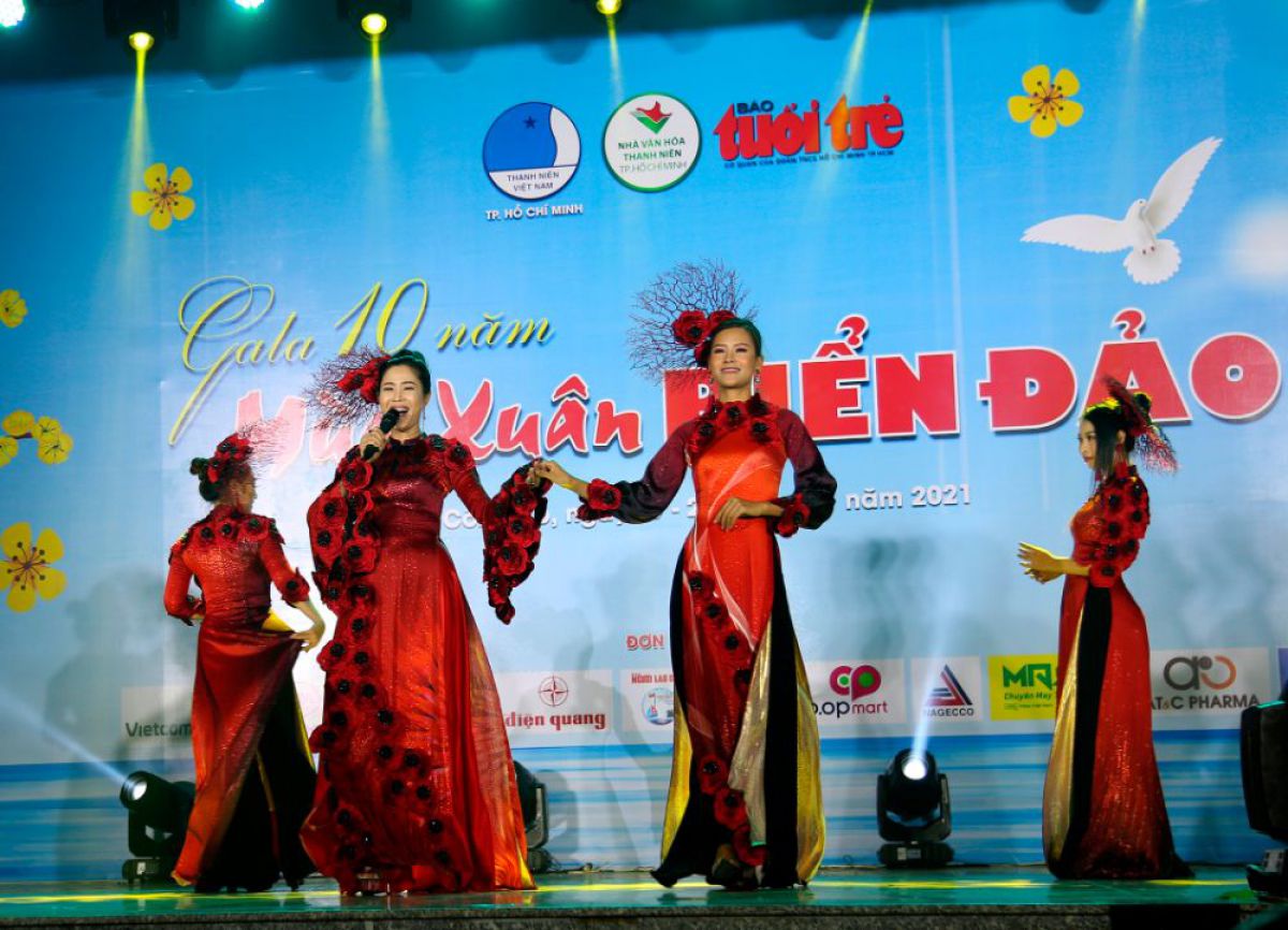 Áo dài của NTK Việt Hùng lộng lẫy trong chương trình Mùa xuân biển đảo
