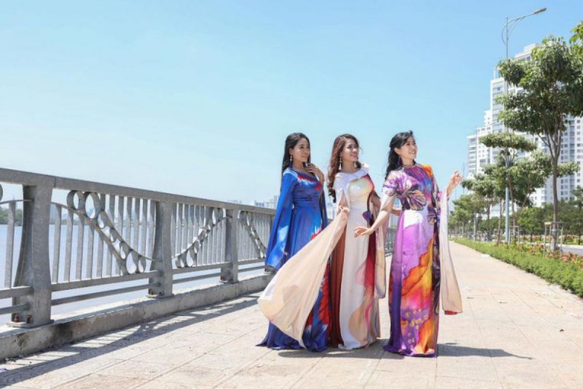 Diện áo dài Việt Hùng, Nhóm nhạc Phù Sa lộng lẫy giữa Hòn ngọc Viễn đông Sài Gòn