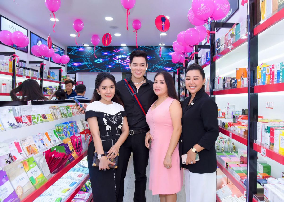 Nghệ sĩ Thy Nhung tưng bừng khai trương chi nhánh mới của Ansan Cosmetics