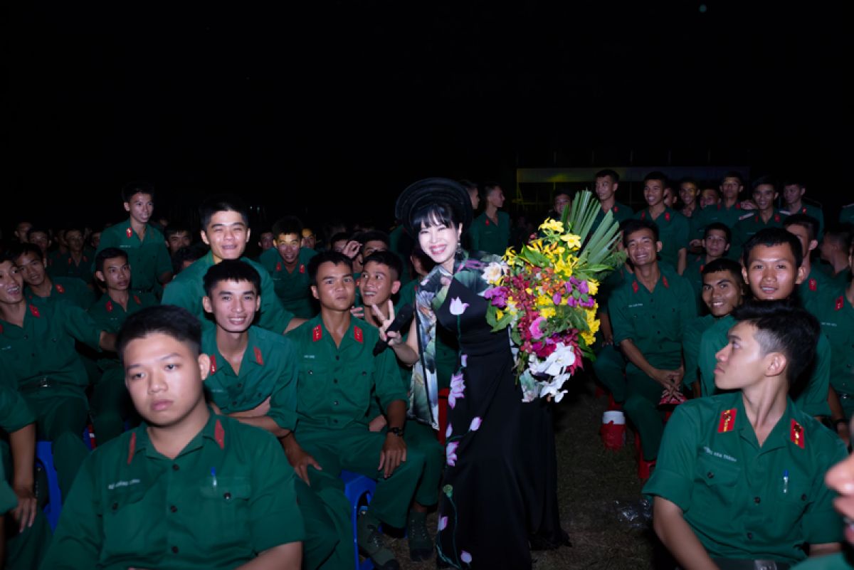 Hơn 6000 lính trẻ tại đất thép Củ Chi nồng nhiệt chào đón Nghệ sỹ Việt