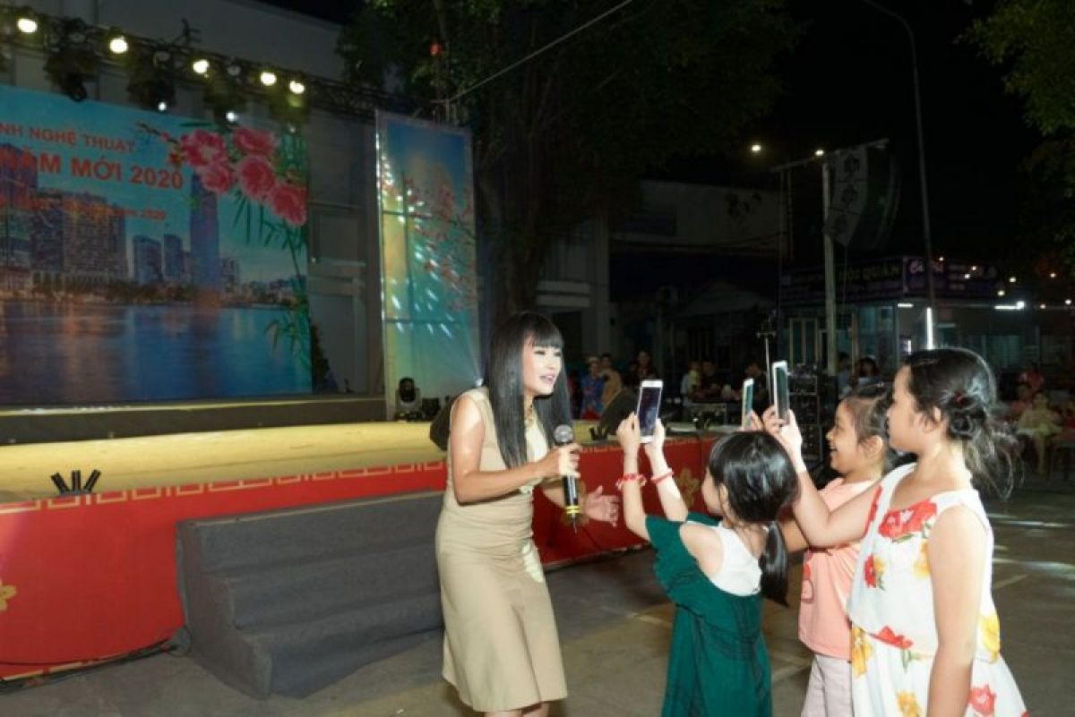 Hàng ngàn người dân Quận 12 mãn nhãn trong màn trình diễn Áo dài của NTK Việt Hùng
