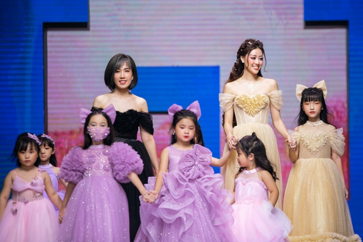Khánh Vân diện đầm công chúa trong show của Xuân Lan
