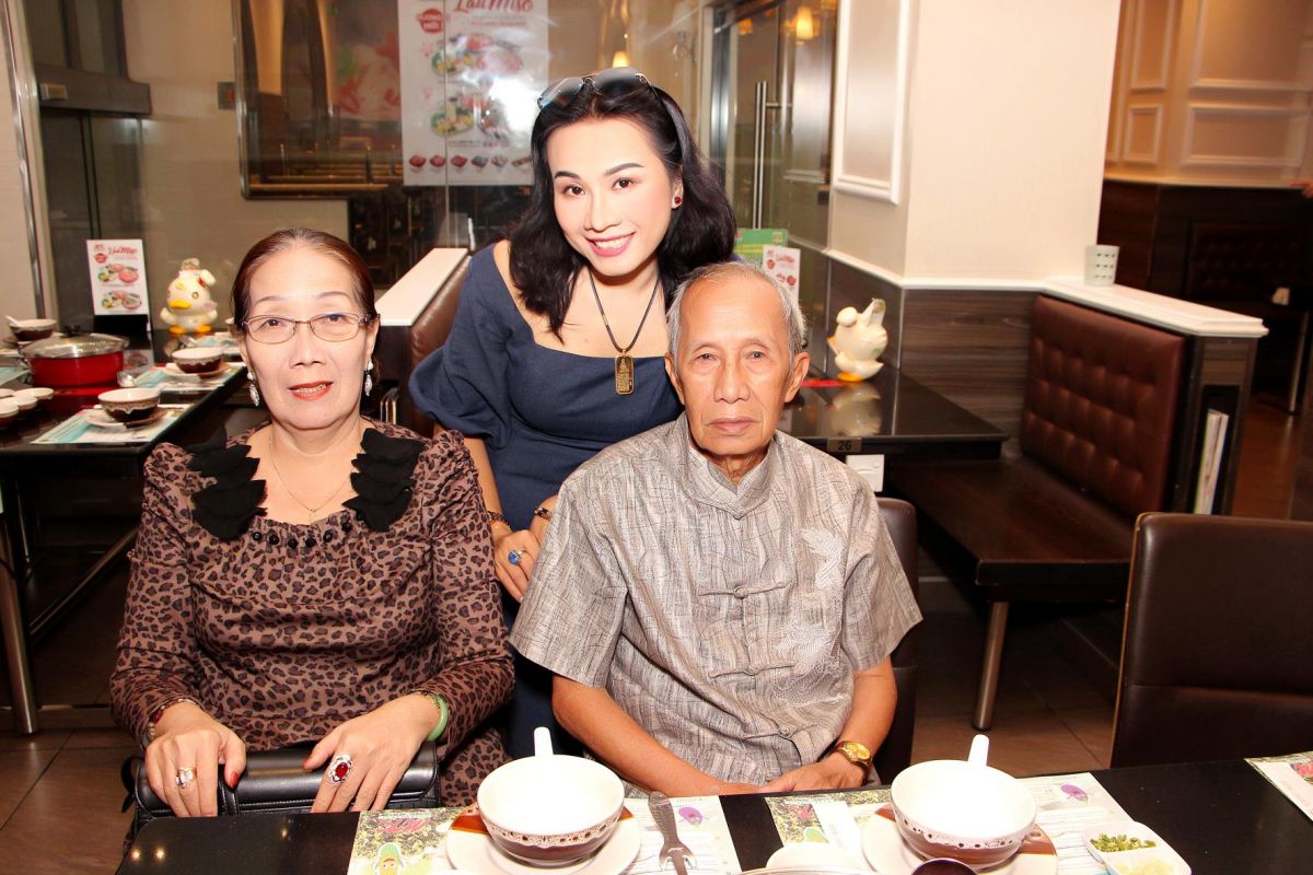 CEO Lê Phạm đón tuổi 40 cùng bố mẹ nuôi là vợ chồng nhạc sĩ Y Vũ
