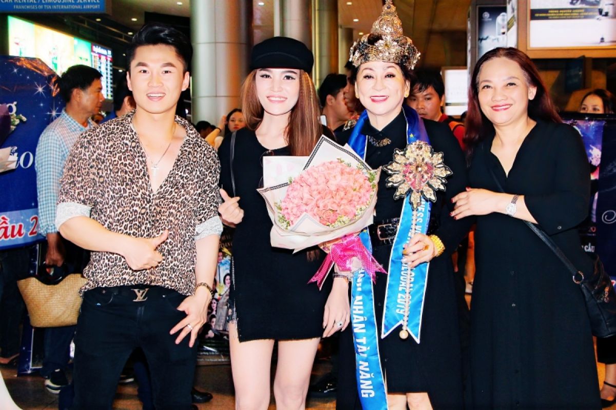 Khán giả cuồng nhiệt chào đón đoàn Hoa hậu và Nam vương Doanh nhân Người Việt Toàn cầu 2019 tại sân bay