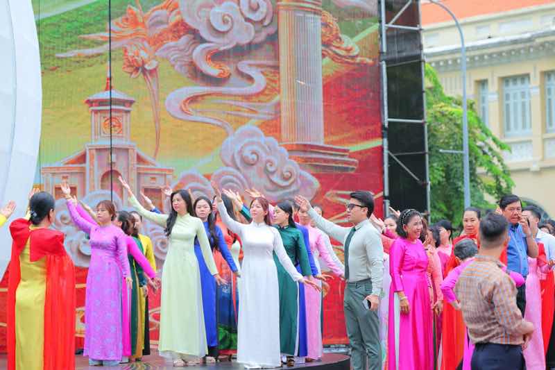 1z.891.MC-dao-dien-anh-duc-5