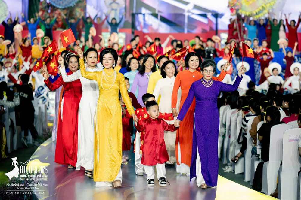 1z.893.MC-Anh-Duc-truyen-thong-spotlight-vietnam-6