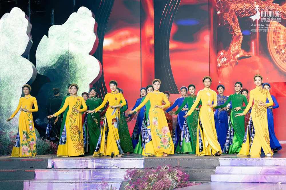 1z.893.MC-Anh-Duc-truyen-thong-spotlight-vietnam-7