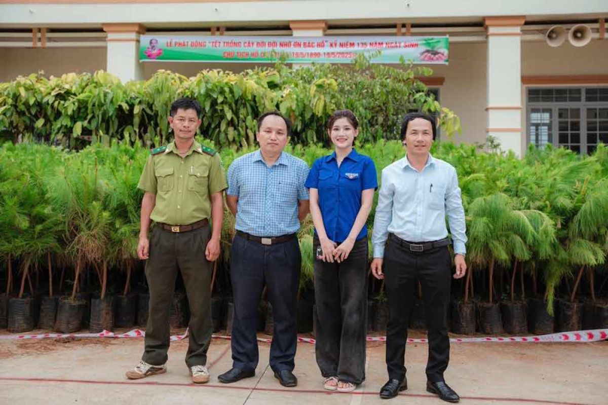 Hoa hậu Trần Thị Mỹ Linh cùng UBND  phường Quảng Thành trồng cây nhớ ơn Bác