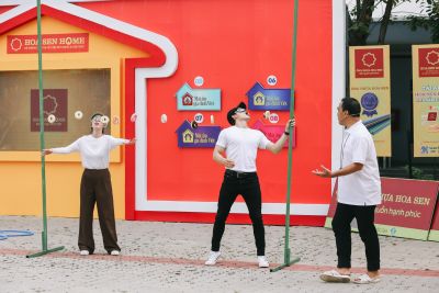 Thu Trang, Liên Bỉnh Phát trổ tài ném bowling, bắt gà mang về tổng 100 triệu đồng cho em nhỏ mồ côi