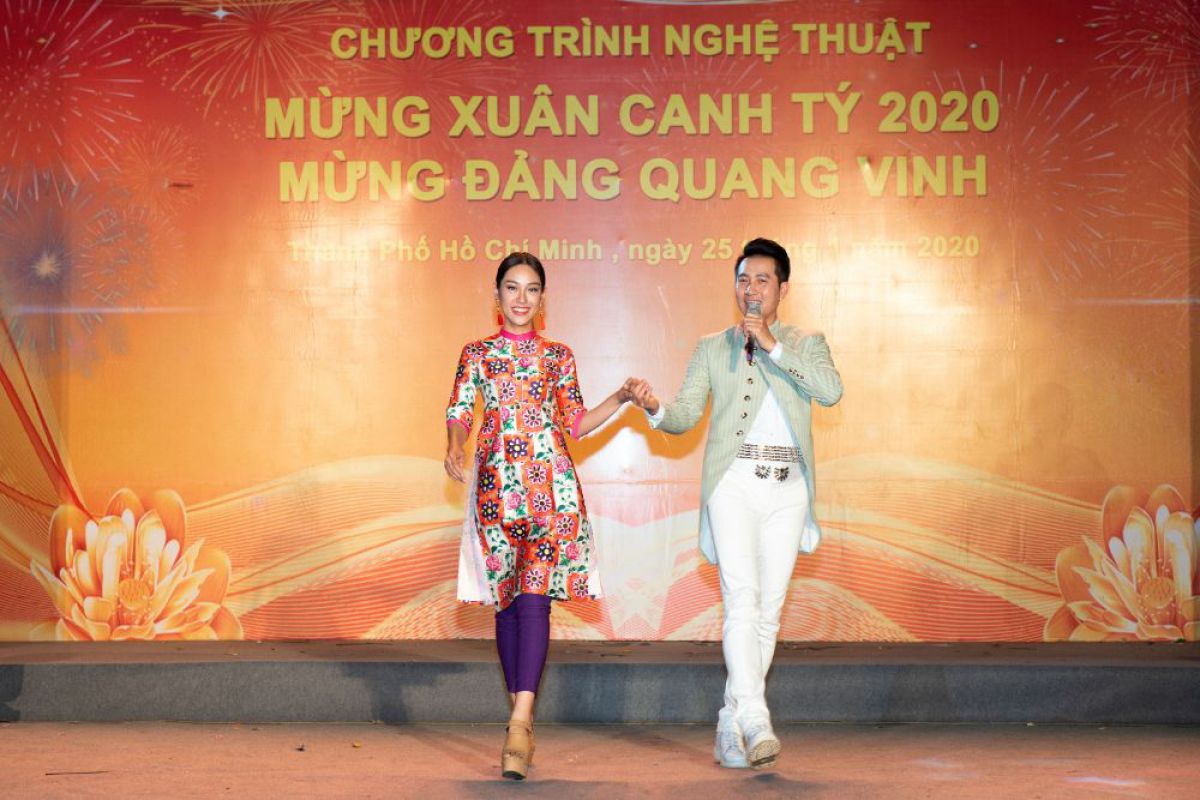 Hàng ngàn người dân đến Trung tâm Văn hóa quận 12 thưởng thức màn trình diễn Áo dài của NTK Việt Hùng