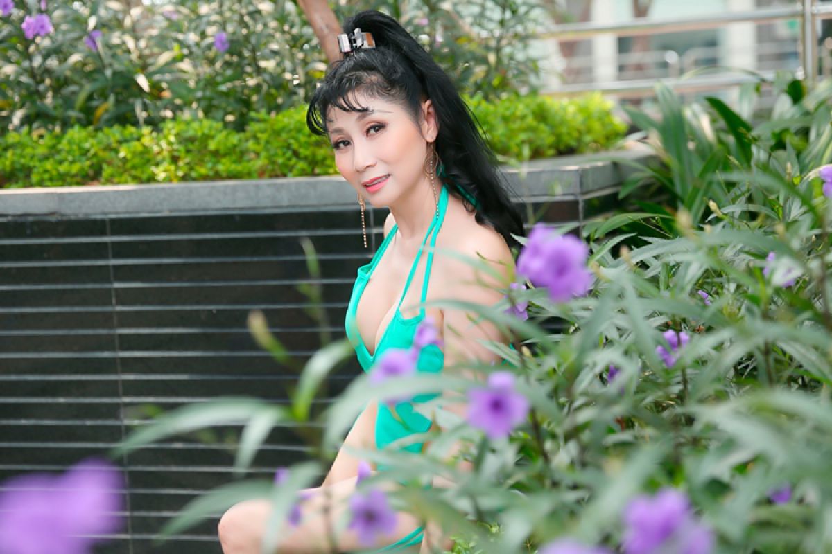 'Đứng ngồi không yên' với bộ ảnh bikini của nghệ sỹ Uyên Thảo