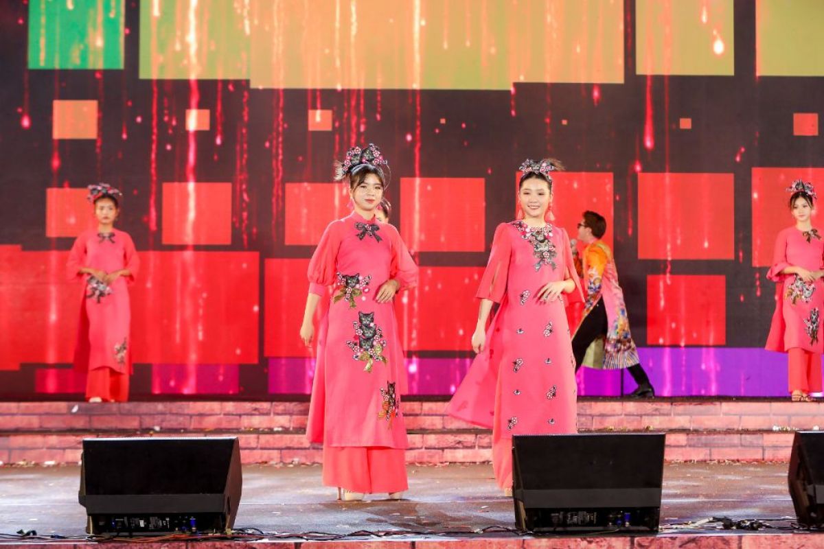 Dàn người mẫu Đại sứ áo dài Việt Nam khoe vẻ rạng rỡ trong BST Áo dài của NTK Việt Hùng