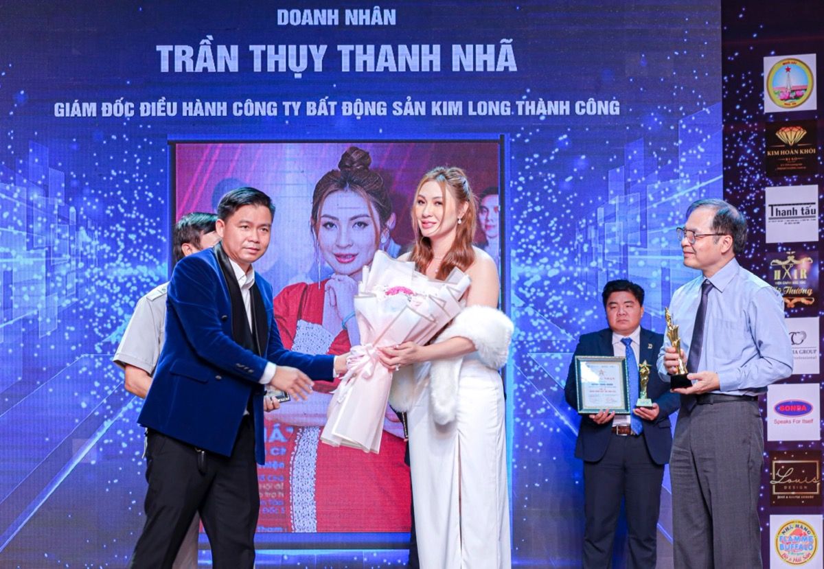 CEO - Á hậu Thanh Nhã được vinh danh Top 10 Doanh nhân xuất sắc 2022