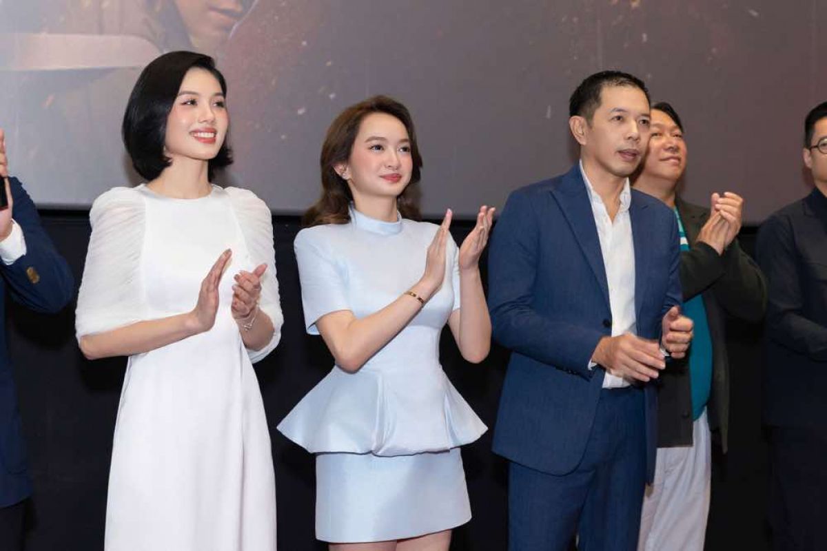 ĐẠI DIỆN ĐIỆN ẢNH QUÂN ĐỘI NHÂN DÂN CHÚC MỪNG NHÀ SẢN XUẤT ĐIỆN ẢNH CÔNG AN NHÂN DÂN TRONG BUỔI CÔNG CHIẾU “TỬ CHIẾN TRÊN KHÔNG” TẠI HÀ NỘI
