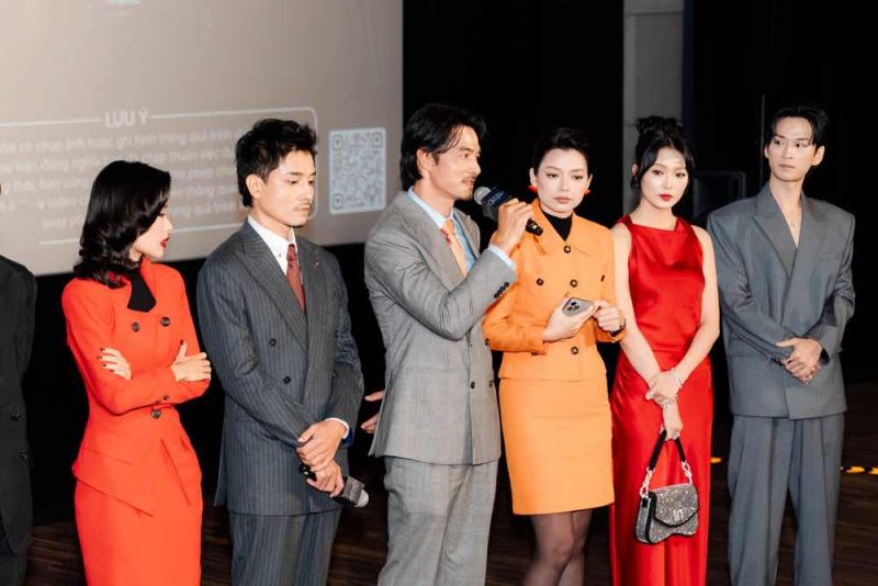 THẢM ĐỎ RA MẮT PHIM “TRÁI TIM QUÈ QUẶT”: DÀN DIỄN VIÊN ĐỦ THỰC LỰC, ĐẸP ĐỘI HÌNH