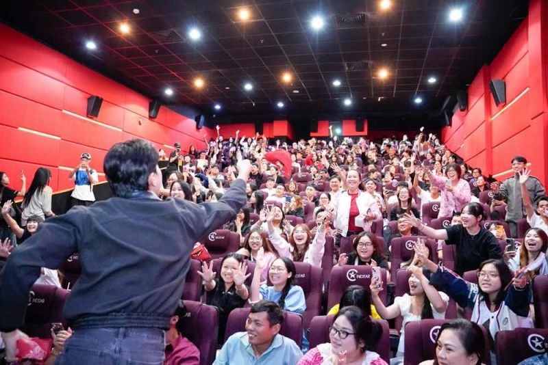 Khán giả nhiệt tình hưởng ứng cinertour phim Chị ngã em nâng