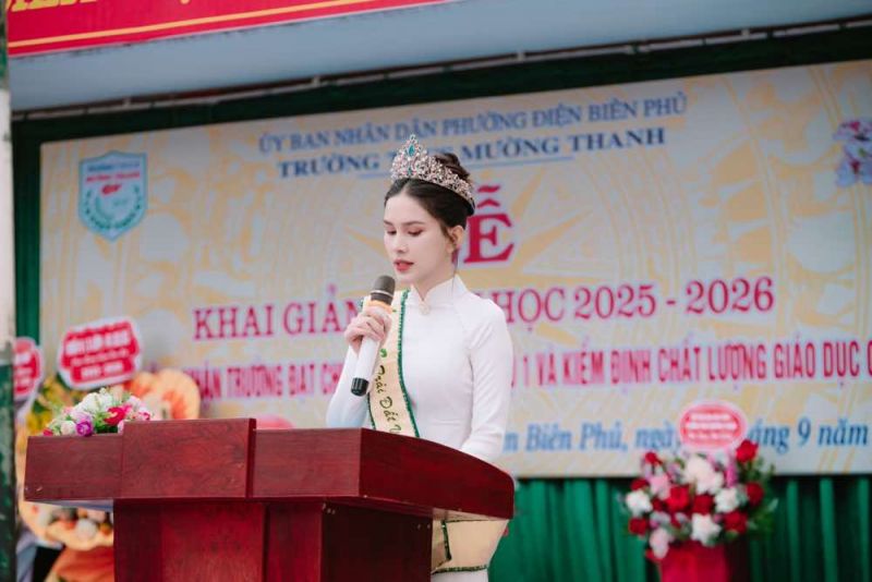 Á hậu 2 Hoa hậu Trái Đất Việt Nam 2025 Linh Đan về thăm và trao quà tại trường cũ