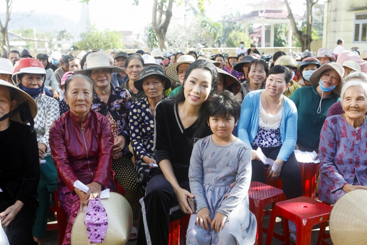 NSƯT Trịnh Kim Chi cùng các mạnh thường quân thăm và tặng quà cho người dân miền Trung