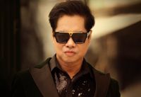 DANH CA NGỌC SƠN GÂY BẤT NGỜ KHI XUẤT HIỆN TRONG POSTER PHIM ĐIỆN ẢNH “PHÁ ĐÁM: SINH NHẬT MẸ”