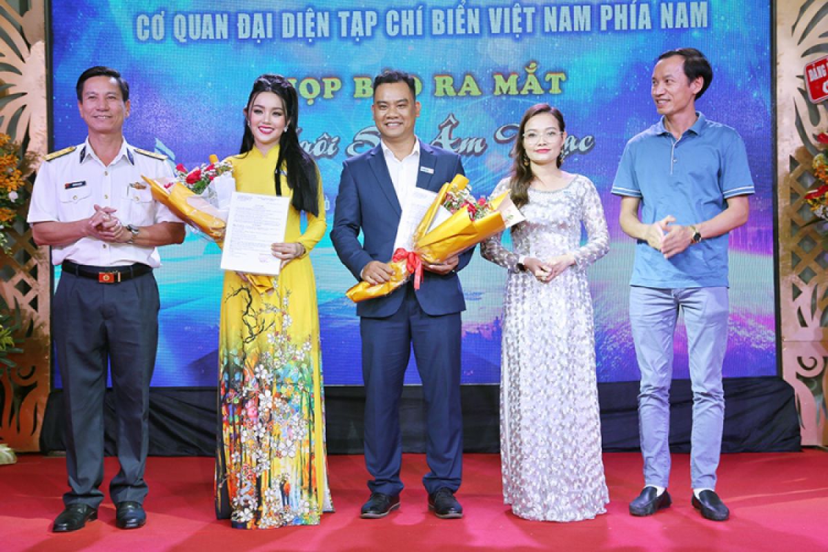 Amy Lê Anh xúc động nhận chức Trưởng ban Văn hóa Tạp chí Biển