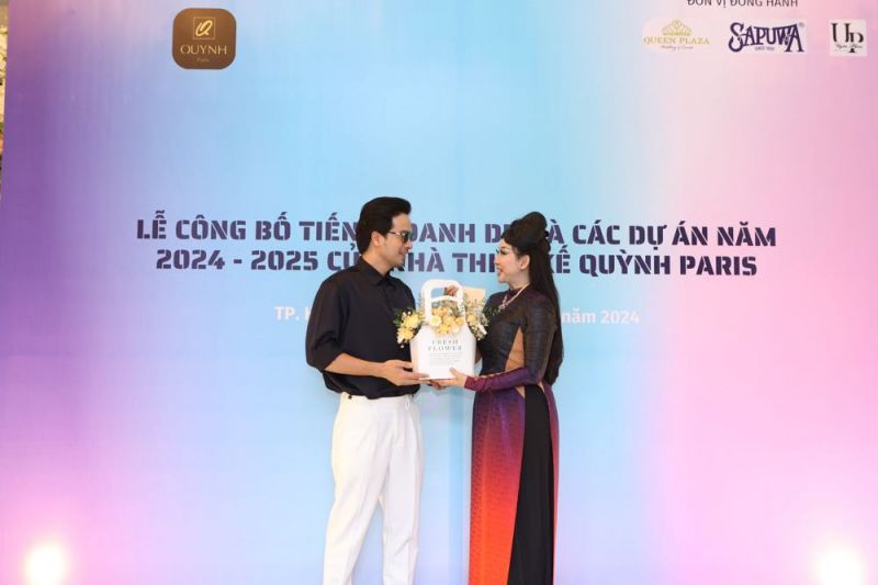 Diễn viên Đoàn Minh Tài chúc mừng NTK Quỳnh Paris nhận bằng Tiến sĩ