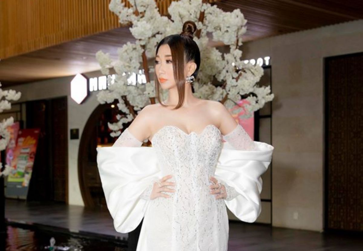 Hoa hậu Ngọc Liên diện đầm trắng khoe nhan sắc rạng rỡ