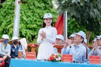 Hoa hậu Trần Thị Mỹ Linh đại diện chiến dịch trồng c&acirc;y, dọn r&aacute;c TP Gia Nghĩa