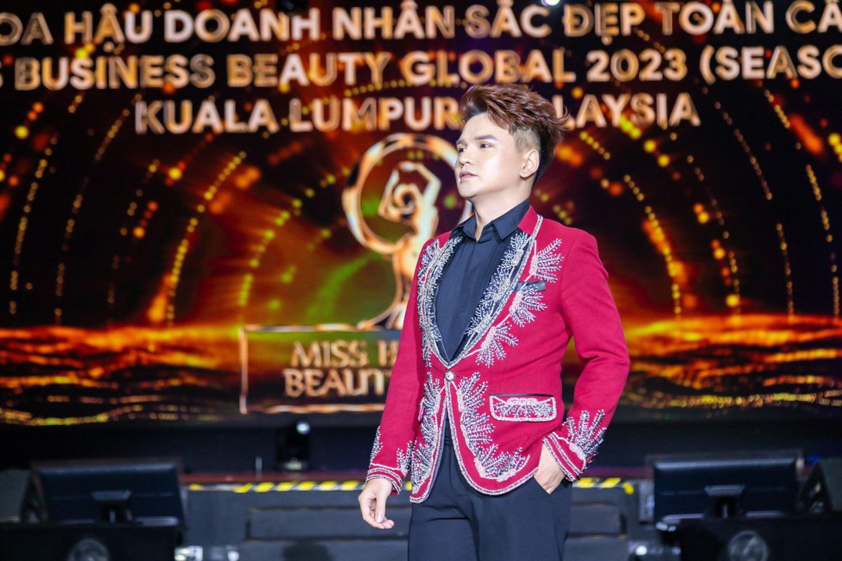 MC Phạm Trường Giang tạo ấn tượng đẹp với màn dẫn song ngữ tại chung kết Hoa hậu tại Malaysia