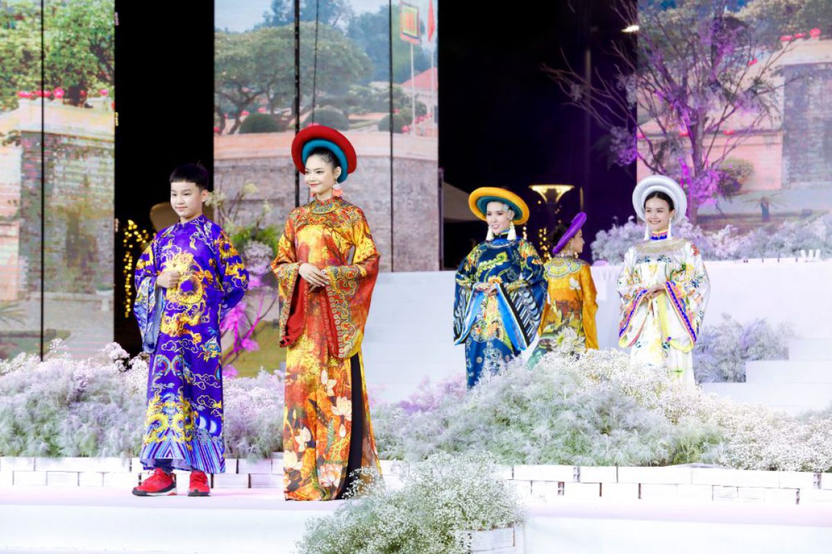 BST “Dấu xưa”, “Thành phố thông minh” của NTK Việt Hùng lộng lẫy trong lễ hội Áo dài TPHCM 2020
