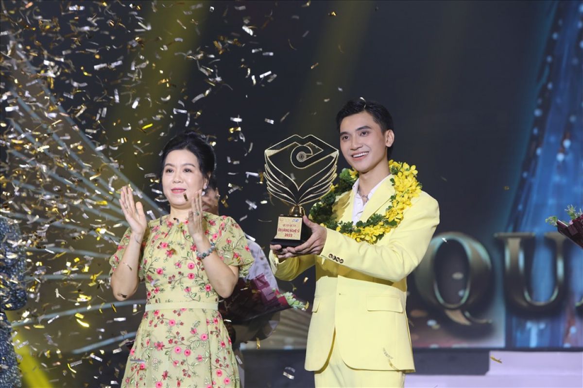 Neon Trần Trung Thuận đăng quang Én Vàng nghệ sĩ 2022