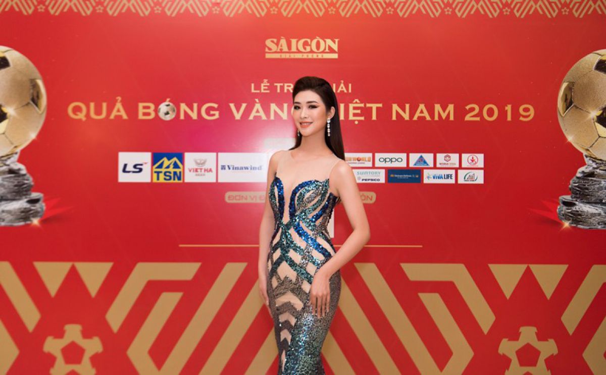 Hoa hậu Tường Vy rạng rỡ tại Lễ trao giải Quả bóng vàng Việt Nam 2019