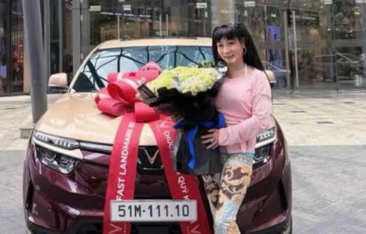 Nghệ sĩ Uy&ecirc;n Thảo lựa chọn xe điện VinFast, khẳng định phong c&aacute;ch sống hiện đại v&agrave; lan tỏa gi&aacute; trị c&ocirc;ng nghệ Việt