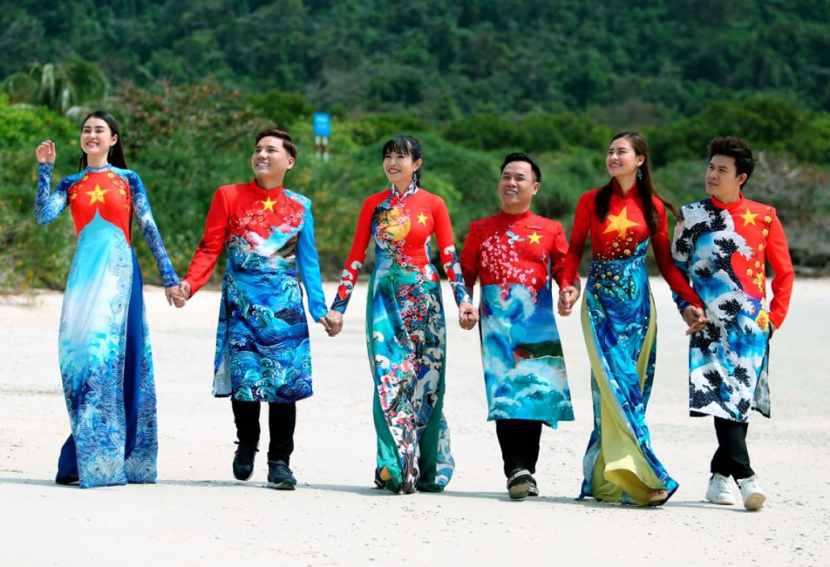 NTK Việt Hùng mang BST Mùa xuân biển đảo lên đất thiêng Côn Đảo