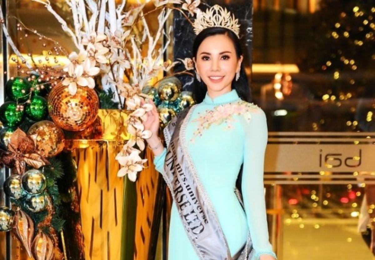 Hoa hậu Châu Ngọc Bích rạng rỡ trong trang phục truyền thống của NTK Ngô Nhật Huy, dự tiệc chúc mừng của Mrs Universe 2018