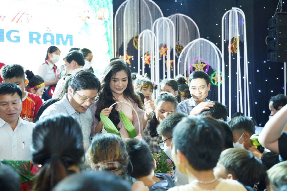 Hoa hậu Nguyễn Thanh Hà nối dài những giấc mơ yêu thương cùng trẻ em nghèo