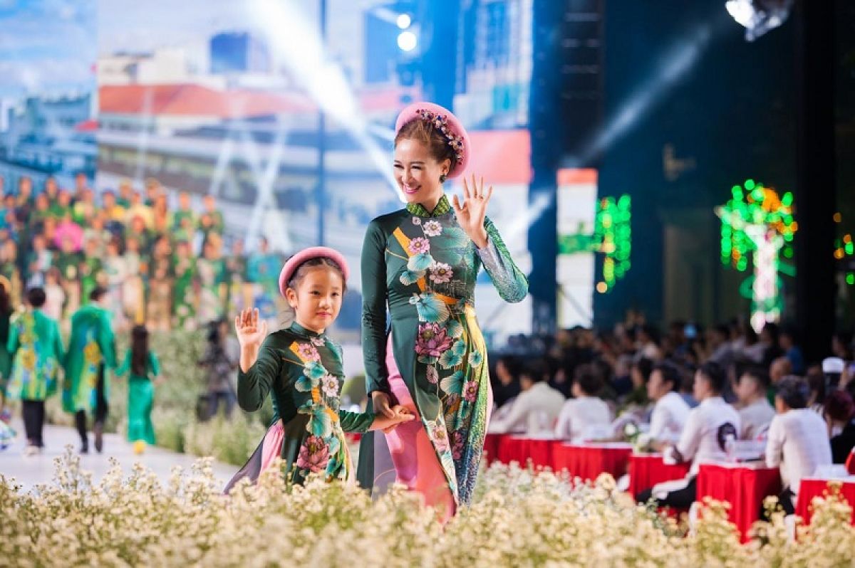 Các nhóc tỳ nhà Hà Kiều Anh, Đàm Lưu Ly, Mai Thu Huyền càn quét sàn catwalk “Lễ hội áo dài 2019”