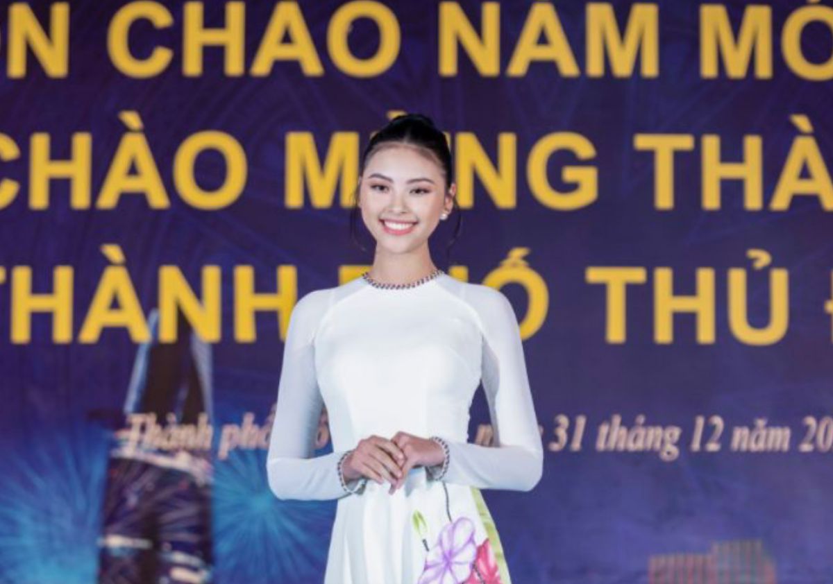 Người đẹp Đào Hà diện Áo dài Việt Hùng, lộng lẫy trong đêm Nghệ thuật Chào năm mới