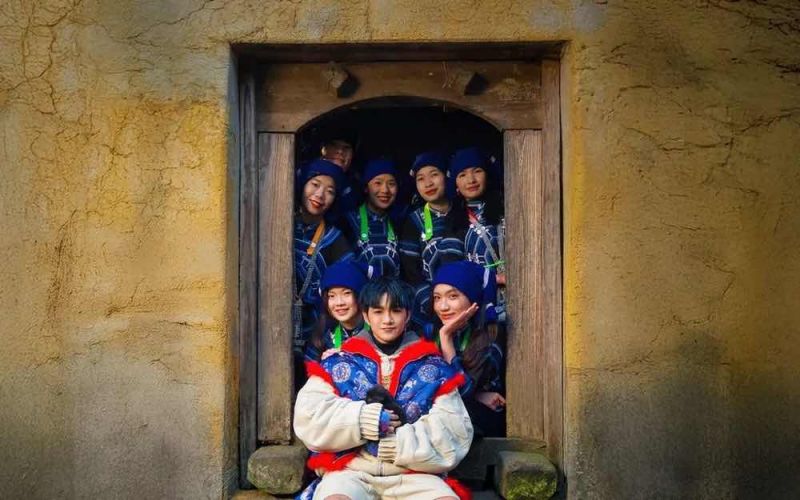 Người người nh&agrave; nh&agrave; chạy theo &acirc;m nhạc d&acirc;n tộc, nhưng kh&ocirc;ng phải ai cũng l&agrave;m tốt, ri&ecirc;ng anh trai n&agrave;y th&igrave; cook liền 2 con hit nhạc d&acirc;n gian suốt 2 c&aacute;i tết